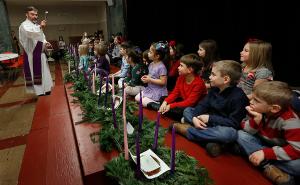 Deacon Chuck Thompson, pastoral coordinator for the parish, blesses Advent wreaths. (Karen Callaway/Chicago Catholic)