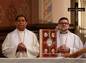 Father Salvador Den Hallegado, pastor of St. Nicholas Tolentine Parish, and Father Jose Murcia Abellan, pastor of Queen of the Universe Parish, pray during Mass. (Karen Callaway/ Chicago Catholic)