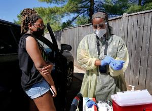 Nurse Jaeda Shields prepares to give a young person the vaccine. (Karen Callaway/Chicago Catholic)