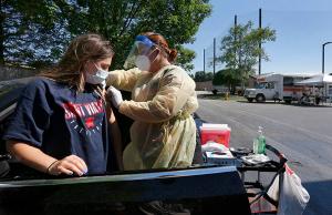 Nurse Joceline Puma administers the Pfizer vaccine to St. Viator sophomore Rose Welgat. (Karen Callaway/Chicago Catholic)