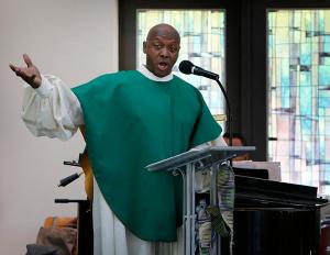 Cantor Michael Hill leads the congregation in song. (Karen Callaway/Chicago Catholic)
