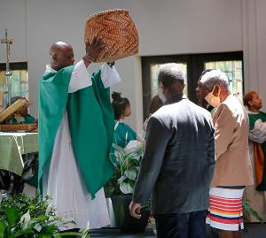 Holy Angels pastor Father Andrew Smith Jr. collects the gifts during the offertory. (Karen Callaway/Chicago Catholic)