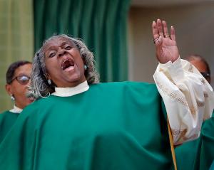 Deborah Powell sings during the end of Mass. (Karen Callaway/Chicago Catholic)