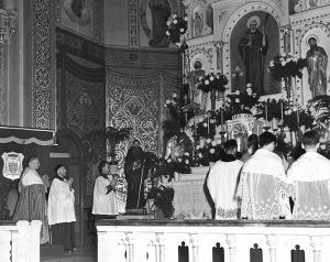 Cardinal Samuel Stritch presides at a Mass of Thanksgiving celebrating the 75th anniversary of St. Procopius Parish on Nov. 10, 1950.  (Chicago Catholic file photo)