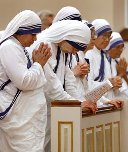 Missionaries of Charity pray during Mass. (Karen Callaway/Chicago Catholic)