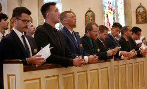 Seminarians from Mundelein pray during Mass. (Karen Callaway/Chicago Catholic)