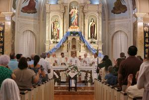 The congregation joins clergy in the Our Father. (Karen Callaway/Chicago Catholic)