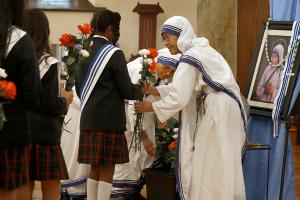 Sisters accept the gifts from children at the school. (Karen Callaway/Chicago Catholic)
