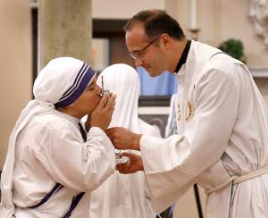A Missionary of Charity venerates the relic of St. Mother Teresa of Kolkata following Mass. (Karen Callaway/Chicago Catholic)
