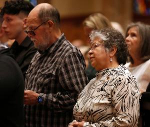 A couple prays during the opening of Mass. (Karen Callaway/Chicago Catholic)