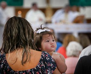 A mother and child attend Mass. (Karen Callaway/Chicago Catholic)