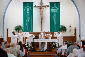 Bishop Manz celebrates the liturgy of the Eucharist at St. Hugh Parish. He is joined from priests from St. Hugh in Lyons, Mater Christi in North Riverside and St. Mary in Riverside.  (Karen Callaway/Chicago Catholic)