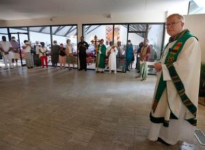 Divine Word Father Robert Kelly, pastor, addresses those attending the first Mass of Our Lady of Africa Parish on July 4, 2021 at the Holy Angels worship site, 615 E. Oakwood Blvd. (Karen Callaway/Chicago Catholic)
