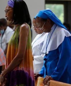 Daughters of Divine Love pray during Mass. (Karen Callaway/Chicago Catholic)