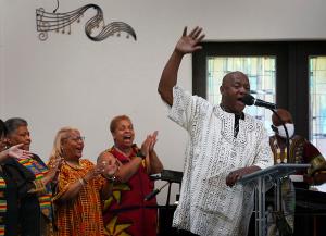 Michael Hill leads the congregation in praise. (Karen Callaway/Chicago Catholic)
