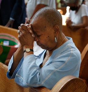 Katherine Shaw prays during the Eucharistic Prayer. (Karen Callaway/Chicago Catholic)