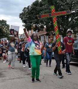 People carry a cross during the march. (Karen Callaway/Chicago Catholic)