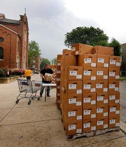 A volunteer unloads boxes of food from the Greater Chicago Food Depository. (Karen Callaway/Chicago Catholic)