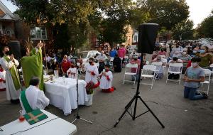 Father Marulanda raises the host during consecration. (Karen Callaway/Chicago Catholic)
