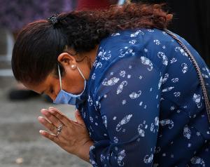 A woman bows her head in prayer during Mass. (Karen Callaway/Chicago Catholic)
