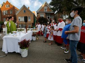 Father Marulanda blesses the children and youth who attended Mass. (Karen Callaway/Chicago Catholic)