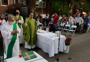 The group prays over the food they would eat following Mass. After each Mass the congregation partakes of light refreshments. (Karen Callaway/Chicago Catholic)