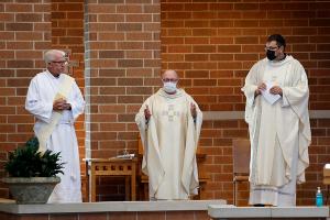 Father Edward Upton, pastor emeritus, greets the congregation. (Karen Callaway/Chicago Catholic)