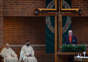 Knight of Columbus Jim Walsh shares a reflection following the Mass. (Karen Callaway/Chicago Catholic)