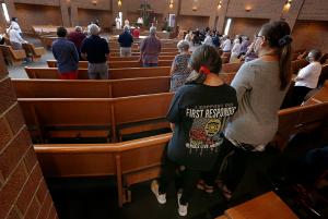Anna Walsh and her mother pray during Mass. (Karen Callaway/Chicago Catholic)