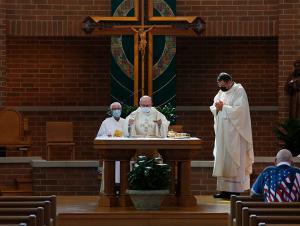Father Upton celebrates the Eucharist. (Karen Callaway/Chicago Catholic)