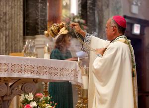 Bishop Báez incenses the altar. (Karen Callaway/Chicago Catholic)