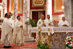 Bishop Báez is joined by priests in the celebration of the Eucharist. (Karen Callaway/Chicago Catholic)
