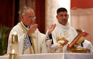 Bishop Báez celebrates the Eucharist. Parish pastor Father Manuel Dorantes stands beside him. (Karen Callaway/Chicago Catholic)