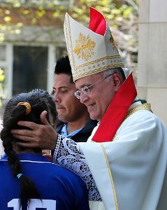 Bishop Báez speaks with a woman following Mass. (Karen Callaway/Chicago Catholic)