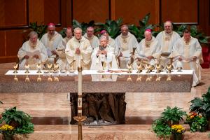 Cardinal Cupich raises the cup. (Deacon Randy Belice/Chicago Catholic)