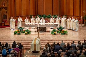 Fathers Marek Smolka and William Corcoran, interim vicars for the Archdiocese of Chicago, and the archdiocese’s auxiliary bishops join Cardinal Cupich for the Eucharistic prayer during the funeral Mass on Oct. 7, 2023, at the cathedral. (Deacon Randy Belice/Chicago Catholic)