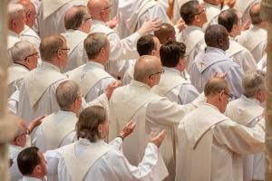Priests seated in pews join the cardinal in the Eucharistic prayer on Oct. 7, 2023, at the cathedral. Hundreds of priests and visiting bishops joined the cardinal and auxiliary bishops to celebrate the life and work of Bishop Birmingham. (Deacon Randy Belice/Chicago Catholic)