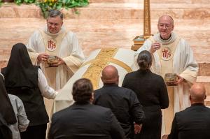 Bishop Robert Casey and Bishop Jeffrey Grob distribute Communion during the funeral Mass on Oct. 7, 2023, at the cathedral. (Deacon Randy Belice/Chicago Catholic