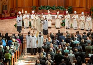 Fathers Marek Smolka and William Corcoran, interim vicars for the Archdiocese of Chicago, and Chicago auxiliary bishops join Cardinal Cupich for the Final Commendation at the end of the funeral Mass. (Deacon Randy Belice/Chicago Catholic)