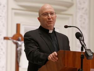 Jesuit Father Pat McGrath, pastor of Old St. Patrick Parish, introduces Cardinal Timothy Radcliffe. (Karen Callaway/Chicago Catholic)