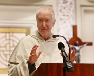 Cardinal Timothy Radcliffe speaks to the gathering. (Karen Callaway/Chicago Catholic)