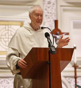 Cardinal Timothy Radcliffe speaks to the gathering. (Karen Callaway/Chicago Catholic)