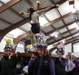 Rafael Perez, Carlos Campos and Alejandro Cisneros carry the statue during the opening procession. (Karen Callaway/Chicago Catholic)