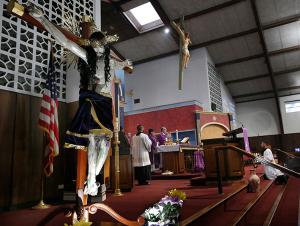 Bishop Tim O'Malley celebrates the Eucharist during Mass. (Karen Callaway/Chicago Catholic)