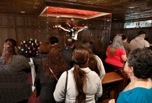 Parishioners visit the statue in the new chapel following Mass. (Karen Callaway/Chicago Catholic)