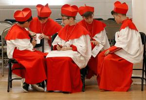Students dressed up as cardinals play tic-tac-toe while they wait for Cardinal Cupich’s arrival. Cardinal Cupich visited Our Lady of Mount Carmel Academy on June 2, 2025, to meet with the students and teachers behind the school’ s widely praised mini conclave‚ a creative and educational portrayal inspired by the papal election process. In honor of Cardinal Cupich’ s visit, the student cardinals once again wore their conclave attire and performed a brief performance, showcasing highlights from their unique learning experience. Following the reenactment, Cardinal Cupich engaged with students in a Q&A session, offered reflections on the significance of this transition for the Catholic Church, insights into the papacy of Pope Leo XIV and encouragement for the next generation of Catholic leaders. (Karen Callaway/Chicago Catholic)