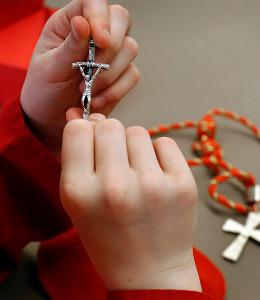 A student examines the crucifix. (Karen Callaway/Chicago Catholic)