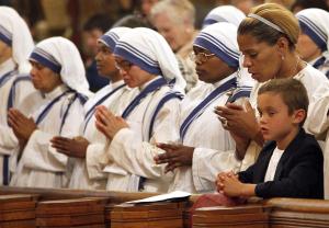 Anthony McElroy prays along with the Missionaries of Charity sisters. (Karen Callaway/Catholic New World)