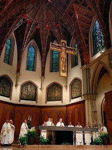 Joined by bishops from Chicago and surrounding dioceses, Cardinal Cupich celebrates the Eucharistic Prayer during Mass. (Karen Callaway/Chicago Catholic)
