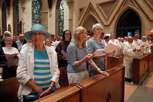 Members of the congregation listen to the cardinal speak at the end of Mass. (Karen Callaway/Chicago Catholic)
